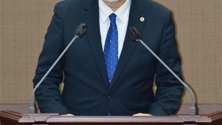 9서울시의회 더불어민주당 이병도 의원이 16일 본회의에서 2023년 서울시 예산안의 문제점에 대해 반대토론하고 있다..jpg