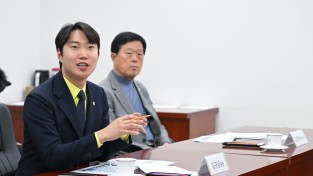 서울시의회 사진제공 - 김규남 시의원 (왼쪽).jpg