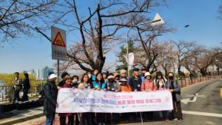 시각장애인과 함께하는 봄꽃 동행 해설 프로그램 참가자 단체사진.jpg