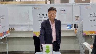 성남시 사진제공 - 신상진 성남시장이 중원구 하대원동 행정복지센터 사전투표소에서 투표했다..jpg